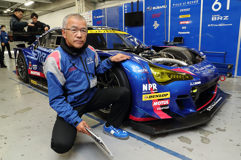 新しいのSUBARU BRZ GT300では、STIのSUPER GT参戦で総監督を務める渋谷真氏が手を置いている“バルジ形状が与えられたフロントフェンダー”が外観上の大きなポイント。空力特性の改善では、Cd値6％低減、コーナーリングフォース7％向上を目標としている