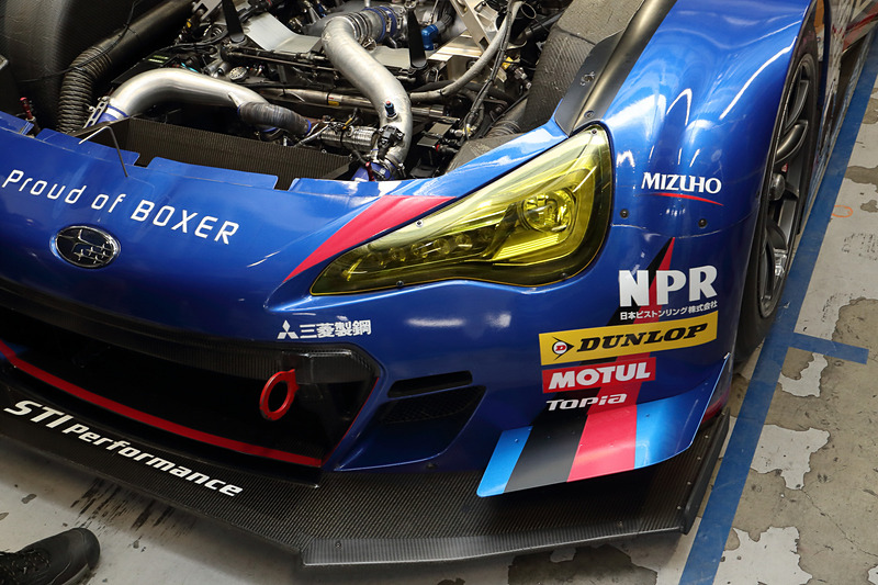 新しいのSUBARU BRZ GT300では、STIのSUPER GT参戦で総監督を務める渋谷真氏が手を置いている“バルジ形状が与えられたフロントフェンダー”が外観上の大きなポイント。空力特性の改善では、Cd値6％低減、コーナーリングフォース7％向上を目標としている