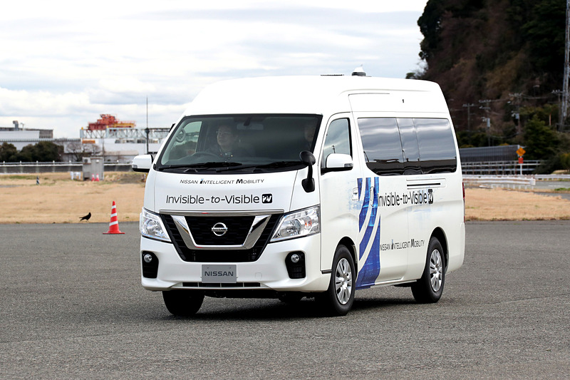 「NV350 キャラバン」をベースとした実験車両。車内に5G通信で伝送した3Dアバターを出現させる実証実験が行なわれる