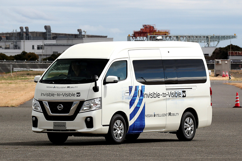 「NV350 キャラバン」をベースとした実験車両。車内に5G通信で伝送した3Dアバターを出現させる実証実験が行なわれる