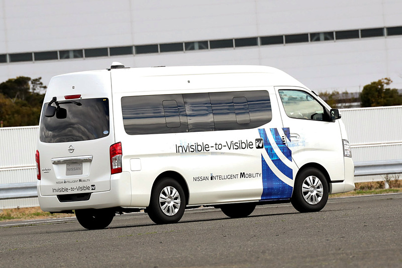 「NV350 キャラバン」をベースとした実験車両。車内に5G通信で伝送した3Dアバターを出現させる実証実験が行なわれる