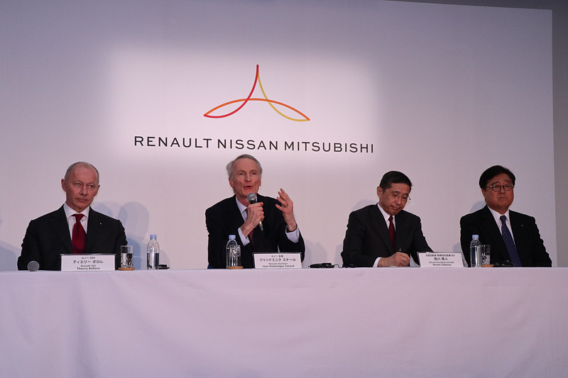 写真左からルノーCEO ティエリー・ボロレ氏、ルノー会長 ジャンドミニク・スナール氏、日産自動車株式会社 取締役社長兼CEO 西川廣人氏、三菱自動車工業株式会社 取締役会長CEO 益子修氏