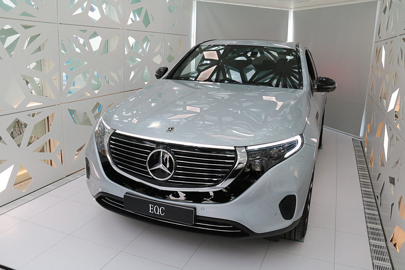 モビリティスペースのガラスドアが開くと、そこには日本初展示となるEQCが止められていた