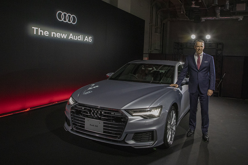 新型「A6」とアウディジャパン株式会社 代表取締役社長のフィリップ・ノアック氏
