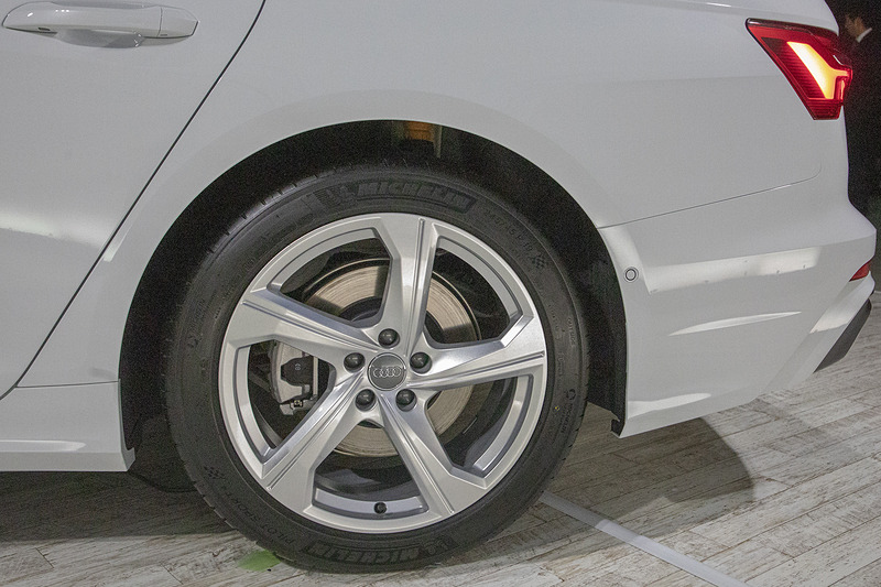 こちらは5アームダイナミックデザイン。ホイールサイズは8.5J×19。タイヤサイズは245/45 R19