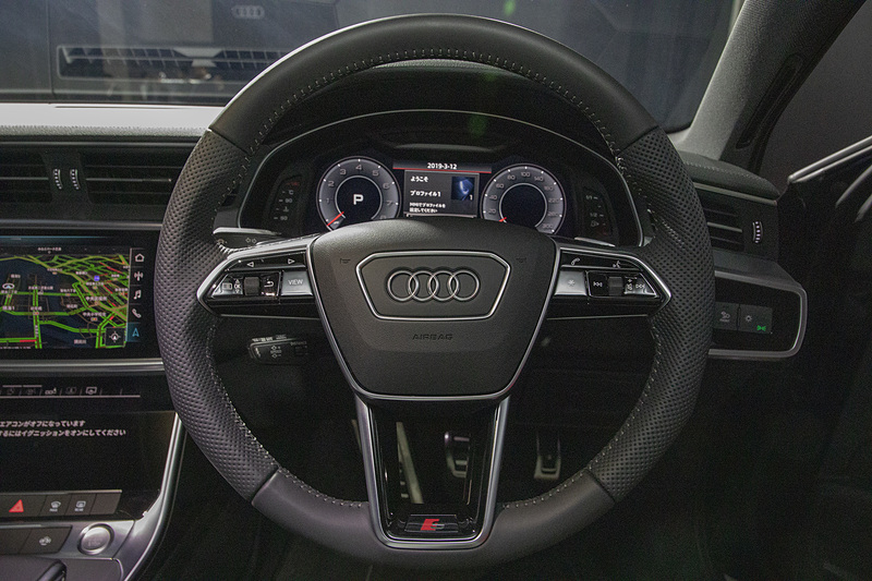 ステアリングまわり。両サイドのスポークにスイッチが付く