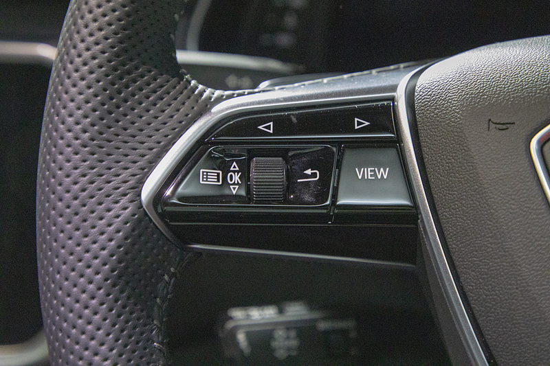 ステアリングまわり。両サイドのスポークにスイッチが付く