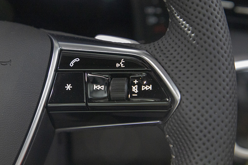 ステアリングまわり。両サイドのスポークにスイッチが付く