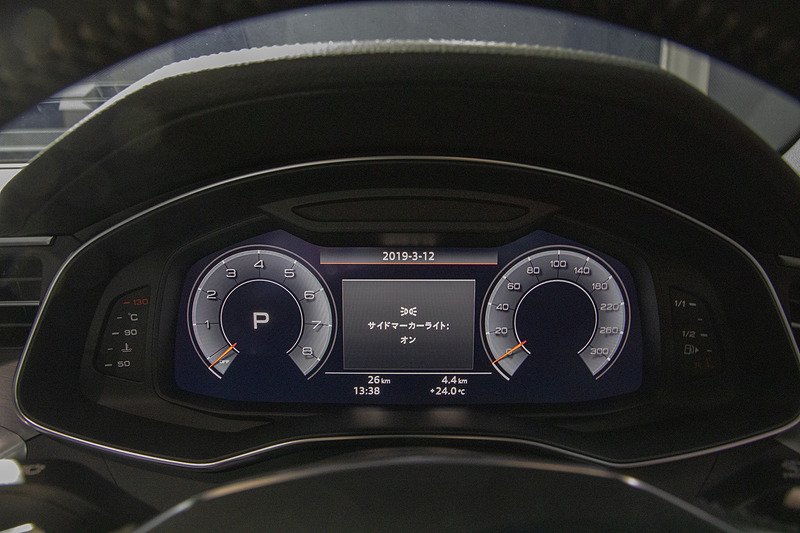 メーターと「MMIナビゲーションプラス」。下段は「デラックスオートマチックエアコンディショナー」の操作パネル