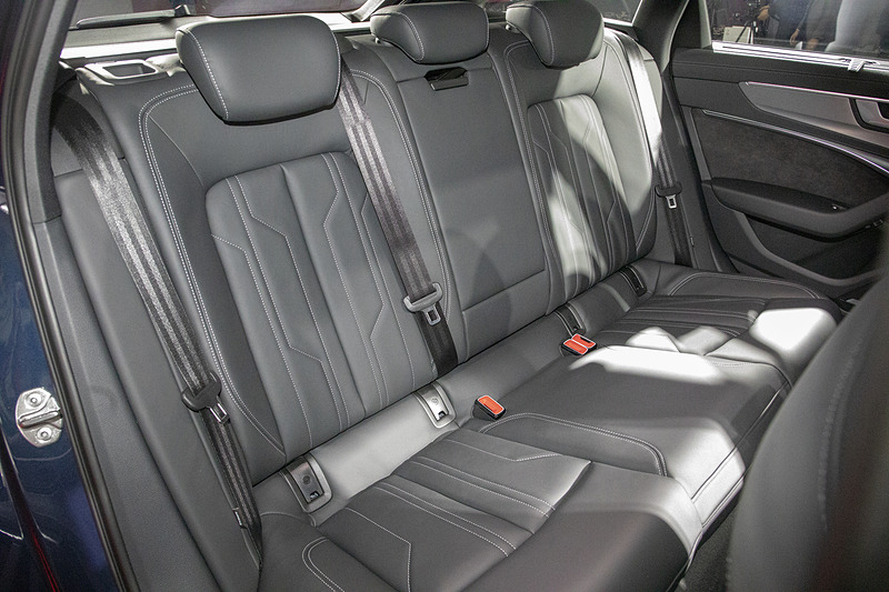 リアシート。撮影車はリアコンフォートパッケージを装着し、シートヒーター、4ゾーンデラックスオートマチックエアコンディショナーなどが装備される
