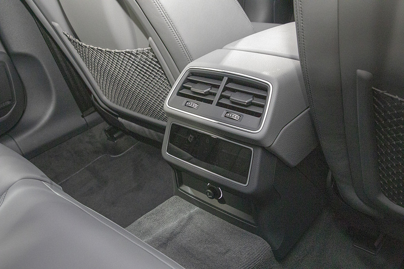 リアシート。撮影車はリアコンフォートパッケージを装着し、シートヒーター、4ゾーンデラックスオートマチックエアコンディショナーなどが装備される