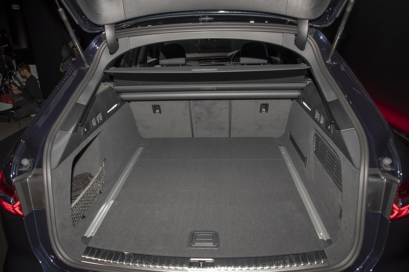 A6 アバントのラゲッジスペース。フロアボード下にも収納がある