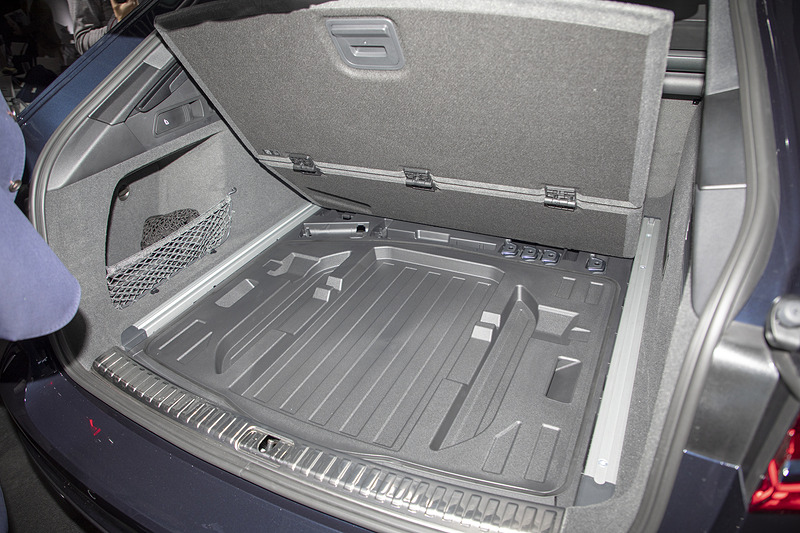 A6 アバントのラゲッジスペース。フロアボード下にも収納がある