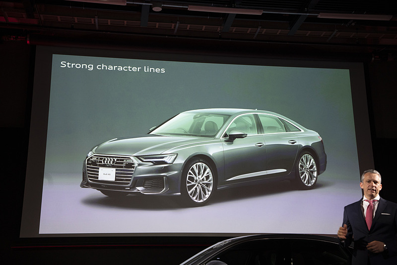 デザインについての解説。張り出したフェンダーはクワトロのDNAを受け継ぐ証拠と紹介