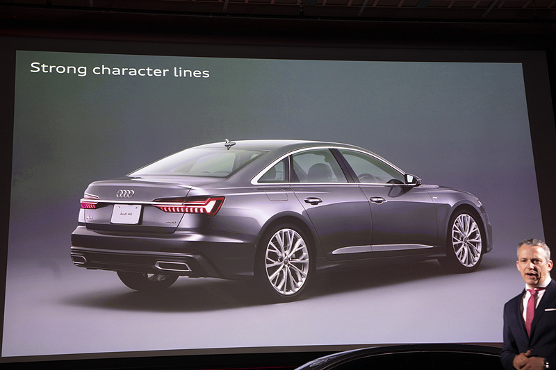 デザインについての解説。張り出したフェンダーはクワトロのDNAを受け継ぐ証拠と紹介