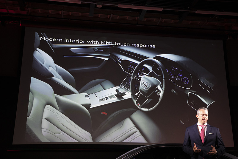 新型A6のインテリア。すべてのモニターはドライバー側へ傾斜しているコクピットスタイルで、MMIタッチレスポンスの採用によりダッシュボードからほぼすべてのスイッチがなくなったという