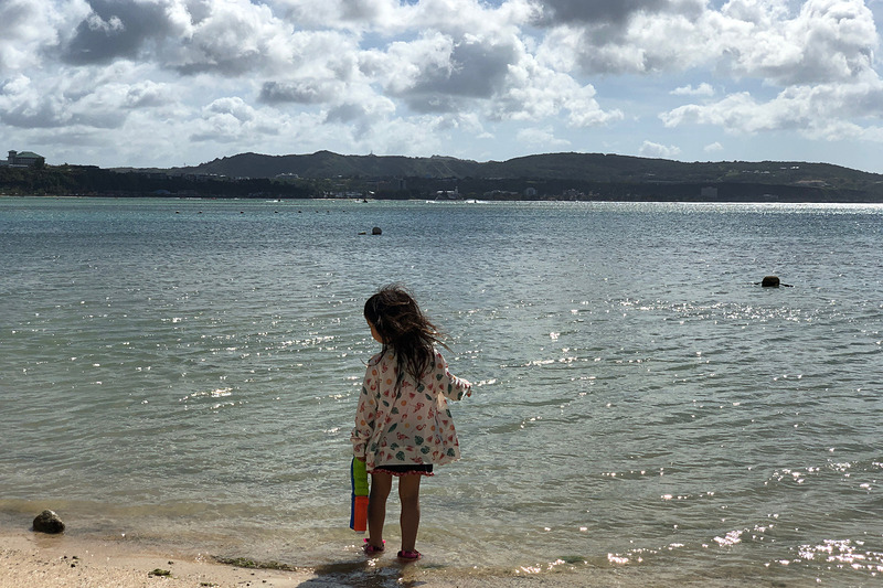 娘にとっては2回目のグアム。でも前回はまだ1歳10か月だったので、ほとんど覚えていないよう。4歳目前ともなると、ブルーのグラデーションが美しい海に感激し、水遊びに興奮し、「グアム楽しい！」を連発していました。日本から近いので、小さな子供連れのファミリーもたくさん来ていましたよ