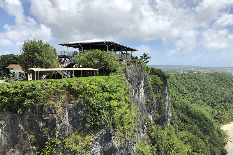 初めて訪れてと～っても気に入った絶景カフェ、「テラザ・アット・ドス・アマンテス」はこんな絶壁の上に建っています！　海抜123mからの眺めと、吹き抜ける風の気持ちよさは素晴らしかったですよ。朝8時からオープンしていて、午前中の方が海の青さが際立つのでオススメだそう。でも夕涼みがてら、サンセットを楽しむのもよさそうですね