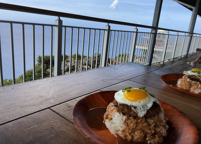 恋人岬に2016年末にオープンした「テラザ・アット・ドス・アマンテス」からの眺めと、ボリューム満点のロコモコ。ほかにもビッグサイズのハンバーガーや、こだわりのソーセージを使ったホットドッグ、スムージーやアイスクリーム、ドリンクもアルコールからジュース、コーヒーまで豊富に揃っています