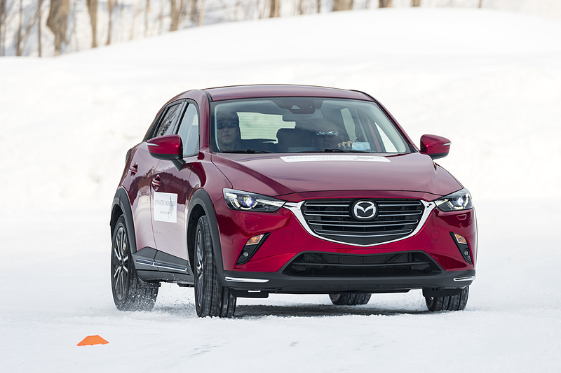 新しいi-ACTIV AWDは、空力によって路面に押しつけられているかのような安定感で、フラットに走ることができた