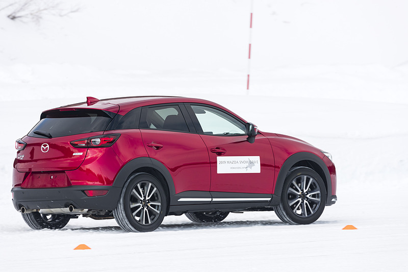 新しいi-ACTIV AWDは、空力によって路面に押しつけられているかのような安定感で、フラットに走ることができた