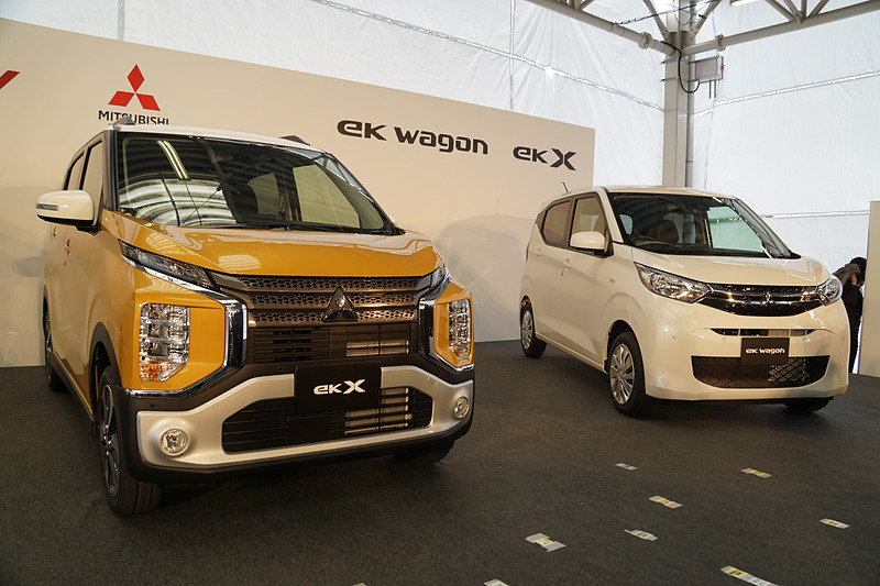 新型「eK ワゴン」（右）、新型「eK クロス」（左）