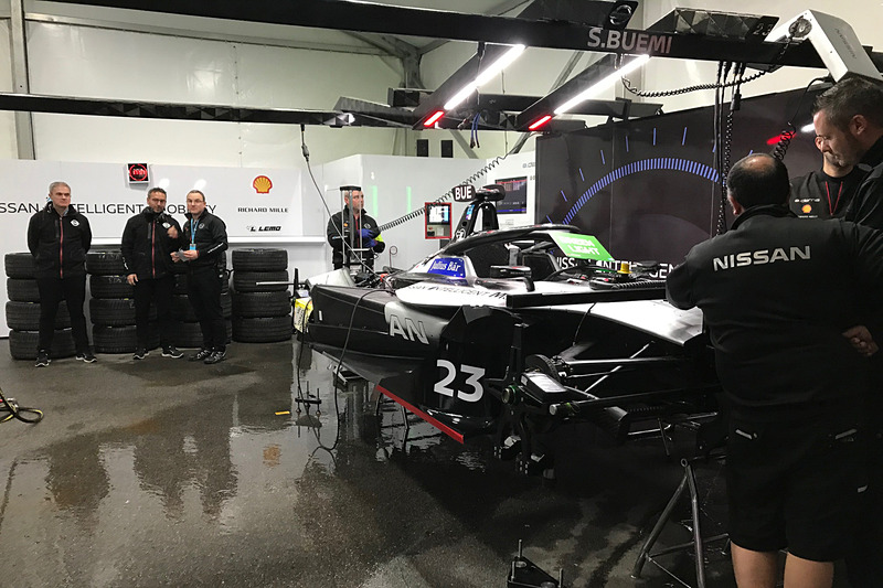 香港でフォーミュラ Eを初めて観てきた。写真は今シーズンからフォーミュラ Eに参戦している日産自動車のピット風景