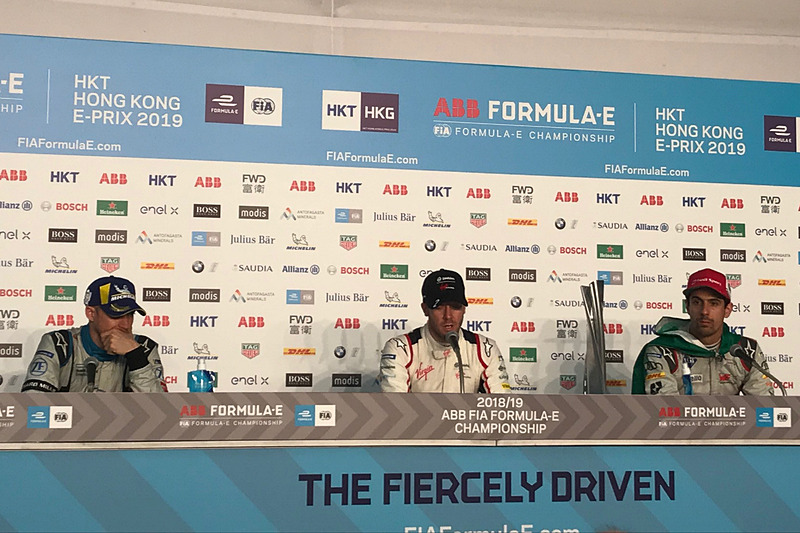 勝利者インタビューを受ける3人。中央がトップを獲得したサム・バード、左がエドアルド・モルタラ、右がルーカス・ディ・グラッシ。この後、バードはペナルティが科せられて5位に後退してしまった