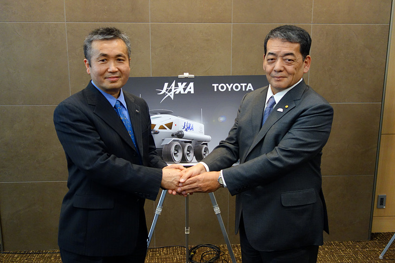 トヨタとJAXAは、月面での有人探査活動に必要なモビリティ「有人与圧ローバ」の検討を加速させると発表。左はJAXA 理事の若田光一氏、右はトヨタ自動車株式会社 取締役副社長の寺師茂樹氏