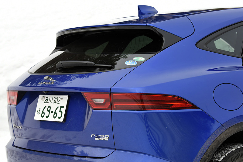 エクステリアではダイナミックなフロントグリルやヘッドライト、ロングホイールベース＆ショートオーバーハングなど、同社のスポーツカー「F-TYPE」からインスピレーションを得たデザインを採用。試乗車は19インチアロイホイールにコンチネンタルのスタッドレスタイヤ「コンチ・バイキング・コンタクト 6」（235/55 R19）を組み合わせていた