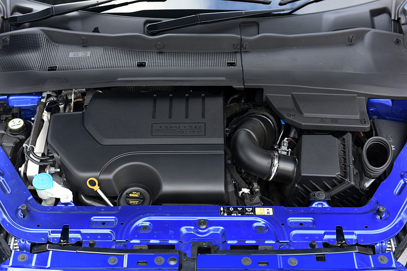 「R-DYNAMIC SE 2.0L P250」が搭載する直列4気筒DOHC 2.0リッターターボ「PT204」型エンジンは、最高出力183kW（249PS）/5500rpm、最大トルク365Nm/1300-4500rpmを発生