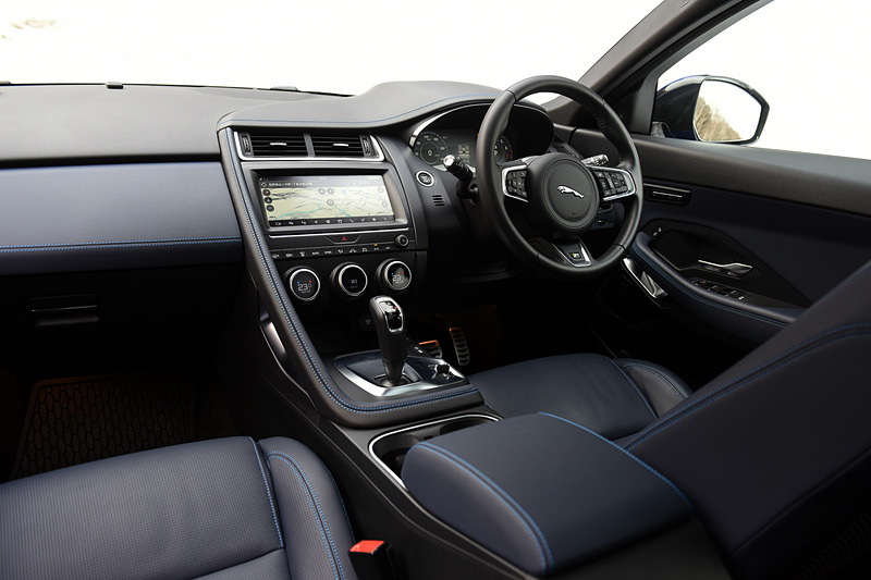 2018年12月に受注を開始した2019年モデルではAI学習機能を備え、ドライバーの好みに応じて温度設定やインフォテインメント、シート位置などを自動調整する「スマート・セッティング」、スマートフォンのアプリを車両のタッチスクリーンから操作できる「InControlアプリ」などを標準装備