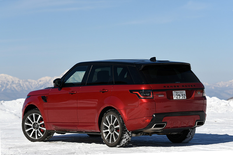 こちらはランドローバーのプレミアム・スポーツSUV「レンジローバー スポーツ」（AUTOBIOGRAPHY DYNAMIC：1238万円）。ボディサイズは4855×1985×1800mm（全長×全幅×全高）、ホイールベースは2920mm。8速AT、フルタイム4WDシステムを採用