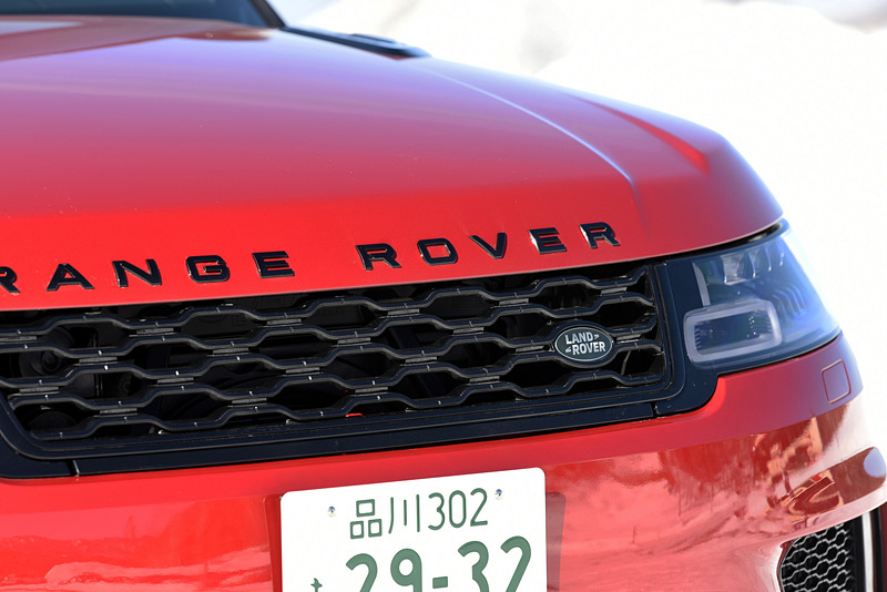 2018年4月に受注を開始した2018年モデルではフロントグリルやボンネット、フェンダーベント、LEDのライト類などのデザインを一新。21インチアロイホイールにはフィンランドのタイヤメーカー「nokian（ノキアン）」のスタッドレスタイヤ（285/45 R21）を組み合わせていた