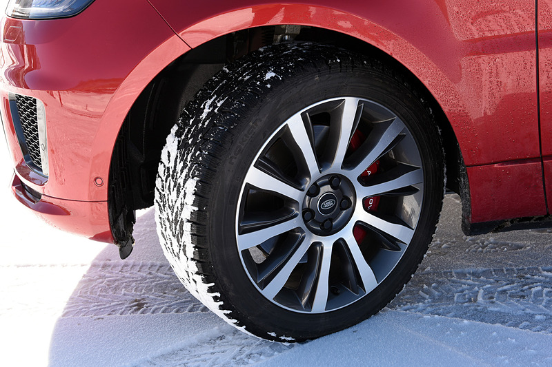 2018年4月に受注を開始した2018年モデルではフロントグリルやボンネット、フェンダーベント、LEDのライト類などのデザインを一新。21インチアロイホイールにはフィンランドのタイヤメーカー「nokian（ノキアン）」のスタッドレスタイヤ（285/45 R21）を組み合わせていた