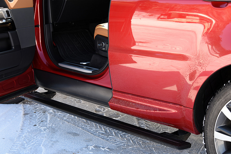 2018年4月に受注を開始した2018年モデルではフロントグリルやボンネット、フェンダーベント、LEDのライト類などのデザインを一新。21インチアロイホイールにはフィンランドのタイヤメーカー「nokian（ノキアン）」のスタッドレスタイヤ（285/45 R21）を組み合わせていた