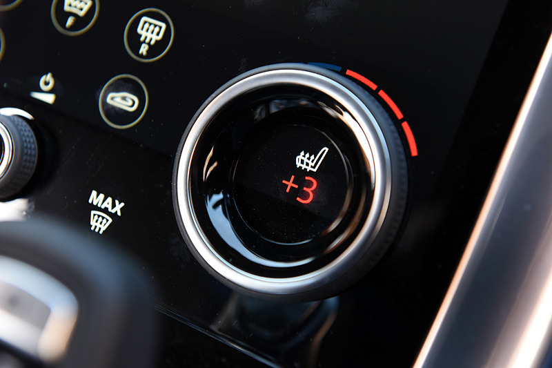 インテリアではトリムフィニッシャーとカラーラインアップを拡充したほか、10インチの高解像度タッチスクリーン2個で構成するインフォテインメントシステム「Touch Pro Duo」、フロントウィンドウ内側に車速やカーナビの案内を表示するHUD（ヘッドアップディスプレイ）、パノラミックサンルーフの内側にあるブラインドをモーション操作できる「ジェスチャー・ルーフブラインド」、500mLボトル4本を収納できる「急速冷蔵機能付センターコンソールボックス」といった利便性を高める機能を採用