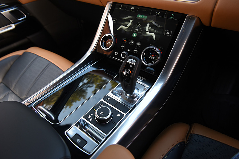 インテリアではトリムフィニッシャーとカラーラインアップを拡充したほか、10インチの高解像度タッチスクリーン2個で構成するインフォテインメントシステム「Touch Pro Duo」、フロントウィンドウ内側に車速やカーナビの案内を表示するHUD（ヘッドアップディスプレイ）、パノラミックサンルーフの内側にあるブラインドをモーション操作できる「ジェスチャー・ルーフブラインド」、500mLボトル4本を収納できる「急速冷蔵機能付センターコンソールボックス」といった利便性を高める機能を採用