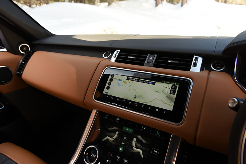 インテリアではトリムフィニッシャーとカラーラインアップを拡充したほか、10インチの高解像度タッチスクリーン2個で構成するインフォテインメントシステム「Touch Pro Duo」、フロントウィンドウ内側に車速やカーナビの案内を表示するHUD（ヘッドアップディスプレイ）、パノラミックサンルーフの内側にあるブラインドをモーション操作できる「ジェスチャー・ルーフブラインド」、500mLボトル4本を収納できる「急速冷蔵機能付センターコンソールボックス」といった利便性を高める機能を採用