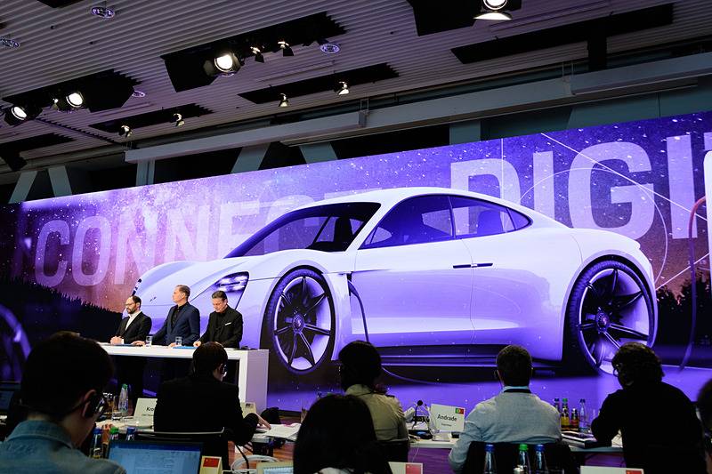 こちらはタイカン。本国の発売は2019年秋、日本は2020年が予定されている