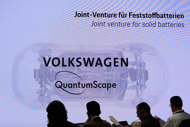 フォルクスワーゲングループでは、QuantumScapeと共同でソリッドバッテリー、つまり全固体電池の開発に挑んでいる。これが成功すると、電動車両のエネルギー効率は大幅にアップすることになる