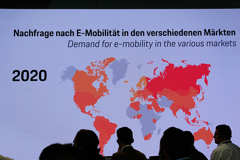 各地の電動化の進行具合。2030年には、北米および南米、欧州、中国が電動化になるのに対し、日本があまり進行していないのが気になる予測