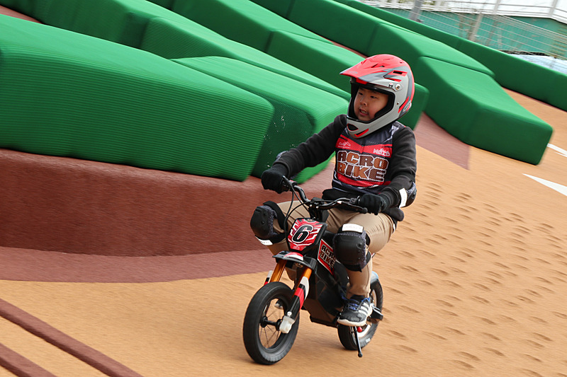 立体オフロードコースを走る日本初のバイクアトラクション「アクロバイク」