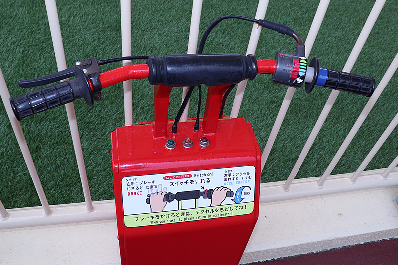 順番待ちの時間などを利用して、アクセルやブレーキといった基本操作を学べる「練習用ハンドル」も設置している