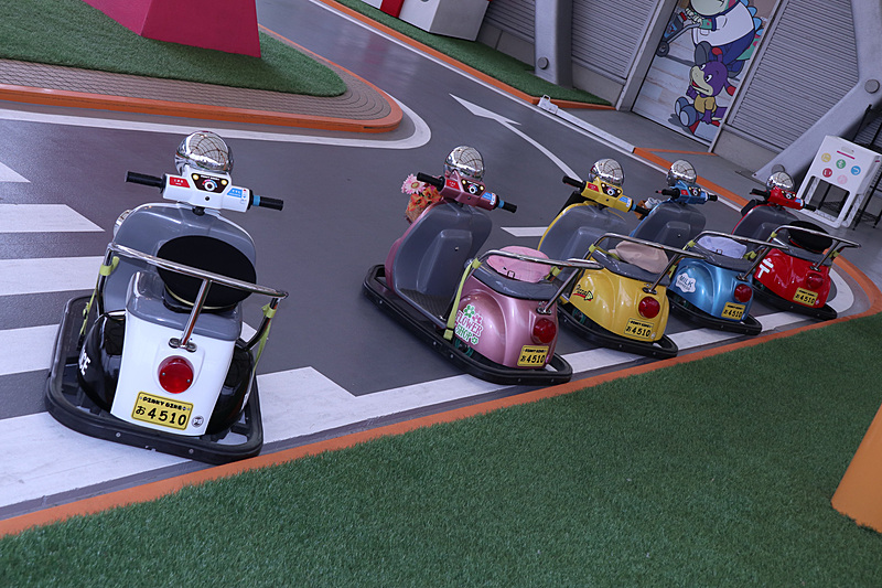 ピンキーバイクプラスのマシンは「郵便屋さん」「警察官」「ピザ屋さん」「牛乳屋さん」「お花屋さん」の5種類。ナンバープレートは「お4510（おしごと）」