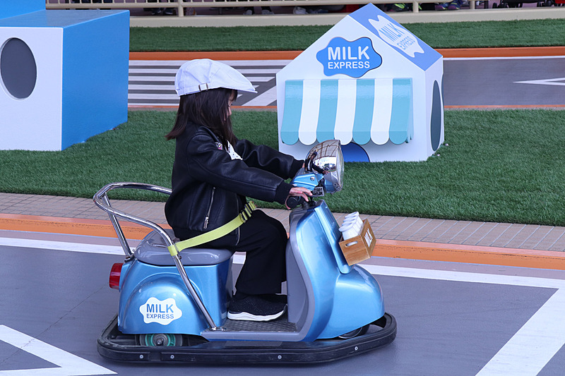 マシンは安定感のある3輪仕様。外周にはコースサイドや他のマシンとぶつかっても問題ないようにバンパーを装着し、ぶつかった衝撃で乗っている子供が落ちてしまわないよう、腰ベルトを備えている