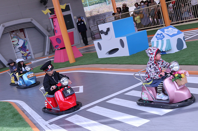 子供たちは楽しそうにマシンを走らせていた