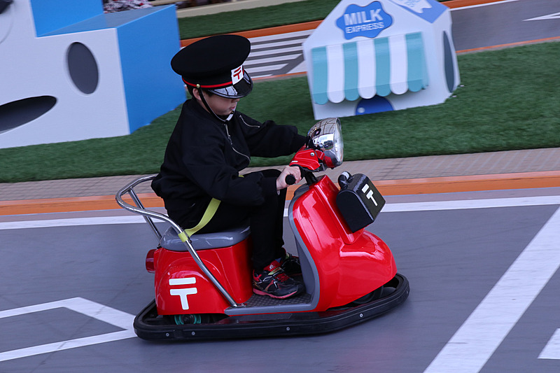 子供たちは楽しそうにマシンを走らせていた