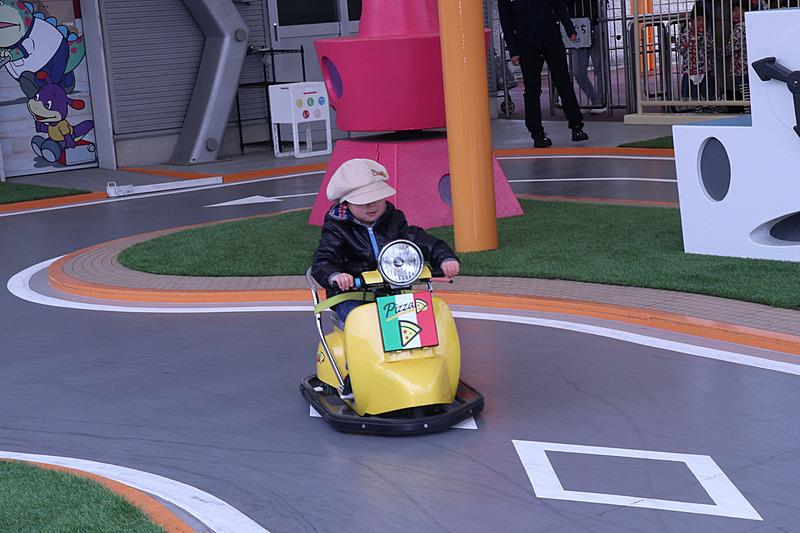 子供たちは楽しそうにマシンを走らせていた