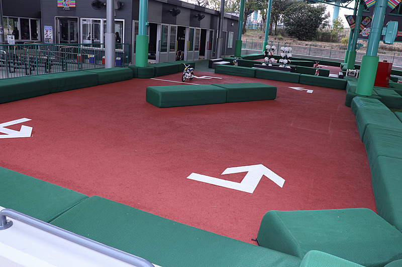 「本コース」での走行前に、スタッフからバイクの乗り方をトレーニングしてもらう「練習コース」